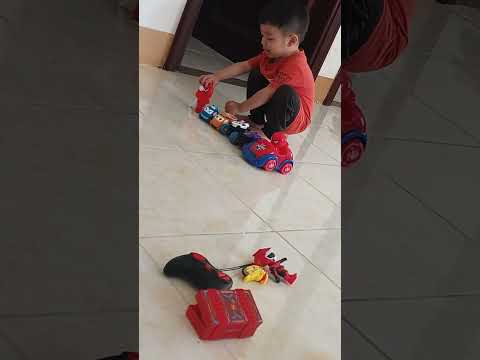 baby chơi đồ chơi siêu nhân