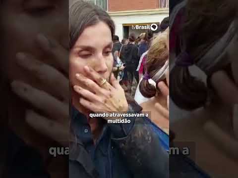 Rei e rainha da Espanha são recebidos com pedras e lama após tragédia