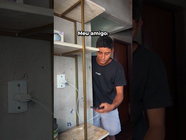 ￼ Eu eu colocando meu celular pra carregar: