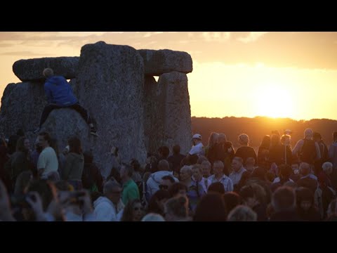 'You feel alive': tens of thousands celebrate longest day of year at Stonehenge | AFP