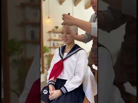 カミソリでスキンヘッドにして貰う坊主女子中学生。生成ai。headshave