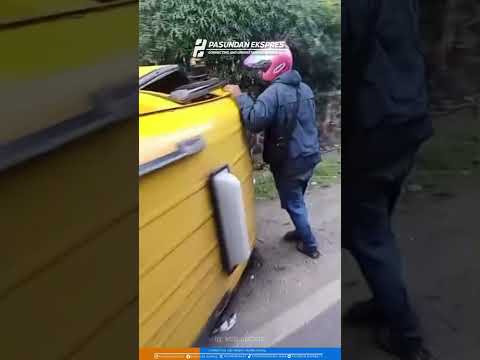 Truk Fuso di Bandung Barat Tabrak Angkot #viral #shorts