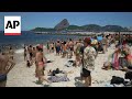 Revelers bring back costume diving in Rio carnival