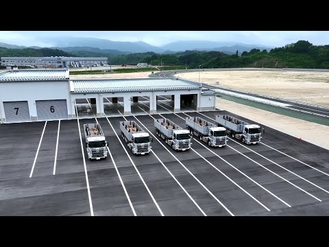 舗装のテストコースでの「無人自動運転荷重車両」紹介
