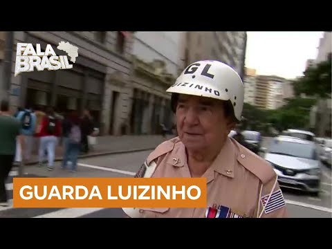 Guarda Luizinho, ícone do trânsito paulistano, retorna ao cruzamento onde fez história