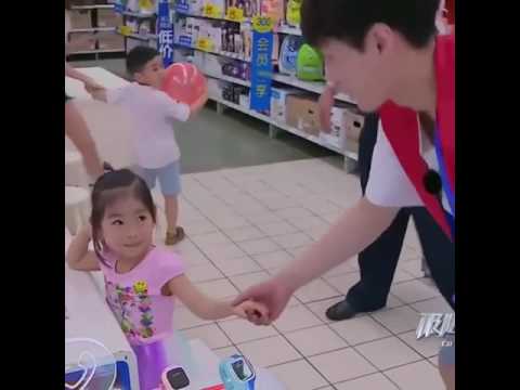 Exo Lay with a CUTE little girl