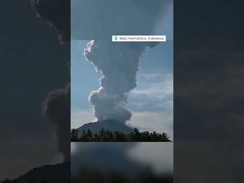 Volcano erupts in Indonesia | DW News