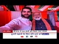PM Modi shared a selfie with a fan: PM मोदी ने Srinagar के एक युवक की Demand पूरी की | Hot Topic - 00:33 min - News - Video