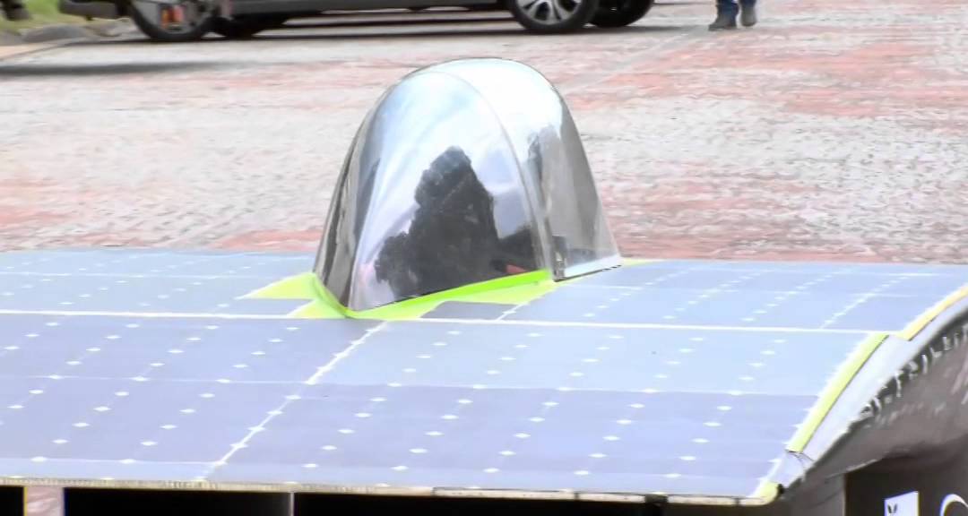 Une voiture à l’énergie solaire en démonstration à Versailles