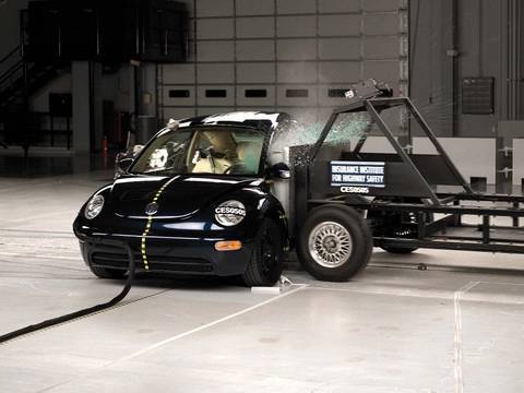 Видео краш-теста Volkswagen Beetle с 2005 года