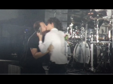 The 1975 London 02 Arena 16/12/16 - Matty Healy Kissing Chris (Stage Crew)