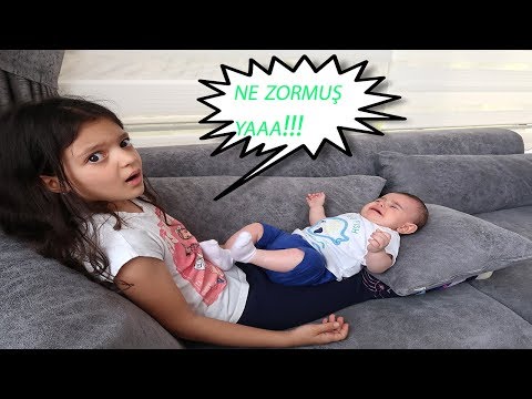 Masal Bebek Bakıcısı Oluyor ve Gerçek Bebek Bakıyor - Kids Pretend Play Taking of Babies feeding