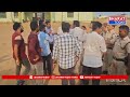 శ్రీకాకుళం జిల్లా టెక్కలి పోలింగ్ వద్ద గందరగోళం - మీడియా ప్రతినిధి పై దాడి చేసిన పోలీసులు | BT  - 00:34 min - News - Video