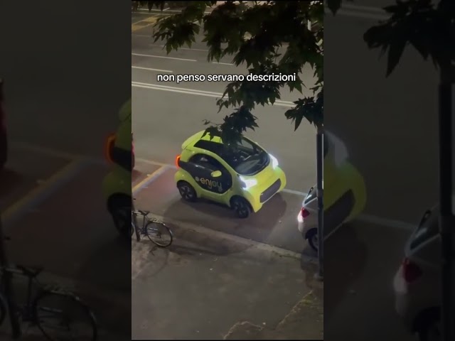Quando neanche con la Smart riesci a parcheggiare al primo colpo 😂🅿️