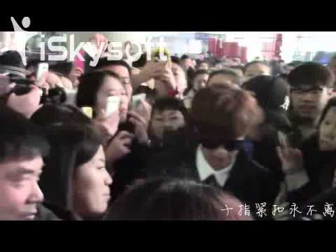 EXO 루한Luhan almost fell down and be pushed in Beijing Airport (Too crowd, so scary and mess)