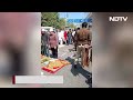 Delhi Namaz Controversy: सड़क पर पढ़ी जुमे की नमाज तो पुलिसवाले ने मारी लात। Inderlok Namaz Chaos  - 01:40 min - News - Video