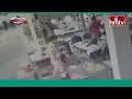 ఖైదీతో కలిసి పోలీసుల షాపింగ్...అడ్డంగా బుక్కయ్యారు | Police Shopping | Jordar News | hmtv  - 00:51 min - News - Video