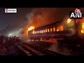 Bangladesh में चुनाव से पहले भड़की हिंसा, उपद्रवियों ने ट्रेन में लगाई आग, 4 लोगों की मौत | Aaj Tak  - 01:33 min - News - Video