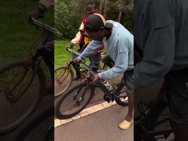 Ce Cycliste Lui Prête son Vélo de PRO... Ce Qu'il Fait Ensuite est INCROYABLE ! 😲 (Respect !)