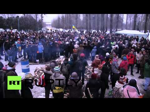Ukraine: Protesters block Internal Troops inside their barracks