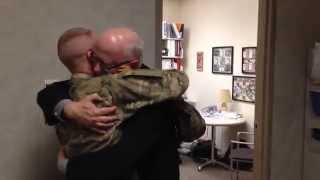 Soldat overrasker sin far på hans arbejde, efter 10 mdr i Afghanistan