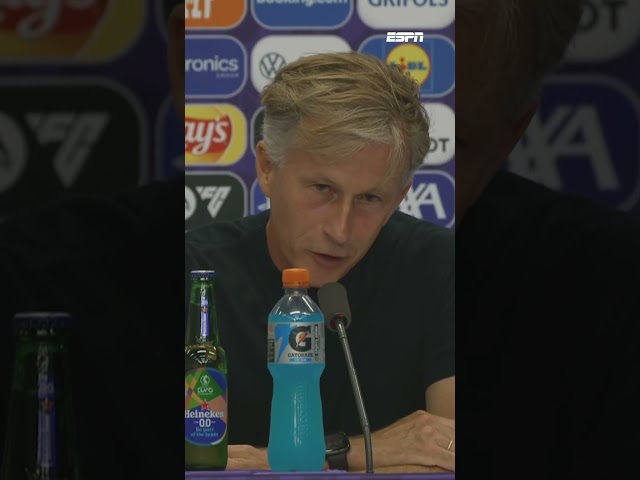 Andries Jonker houdt de kaken stijf op elkaar als het gaat over zijn vertrek als bondscoach 😬