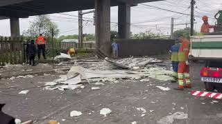 Duas pessoas ficam feridas no tombamento de caminhão na alça de acesso da BR-116, em Porto Alegre