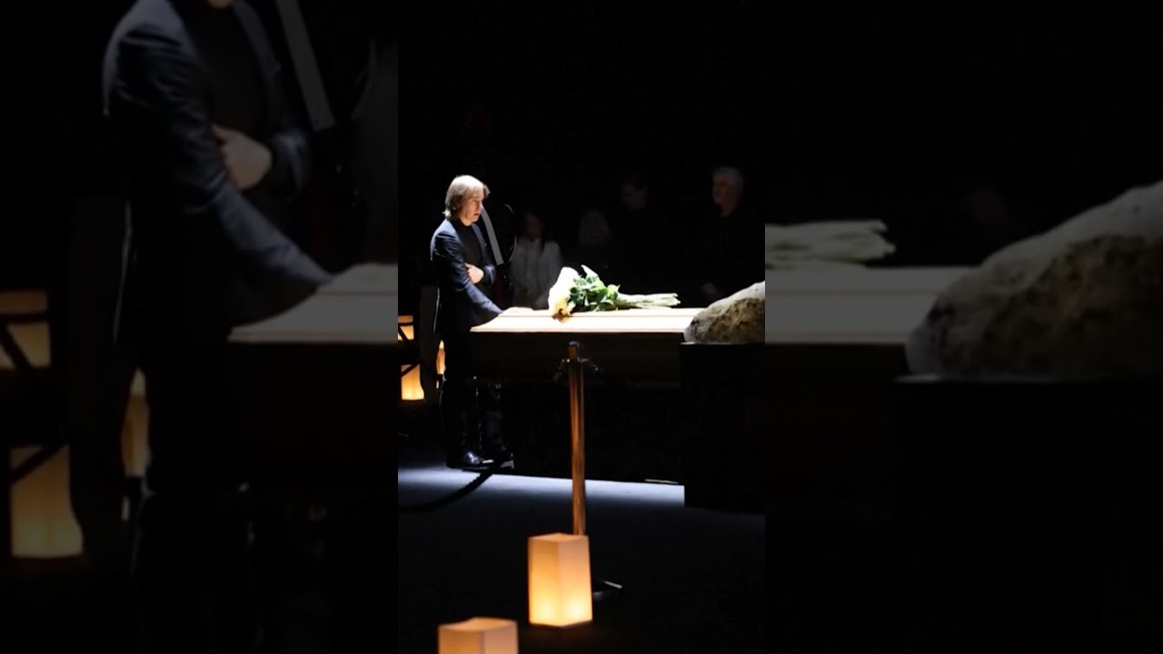Świat żegna legendę mody. Ostatnie pożegnanie w Teatrze Armaniego przyciągnęło tysiące osób