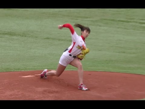 神ピッチング 稲村亜美 一打席勝負!ロッテ 2016 ファン感謝デー Japanese baseball Amazing TV personality cute girl Ami Inamura