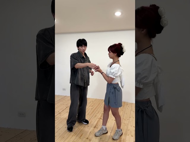 到底是哲哲很會變魔術，還是瑋瑋太笨（？）【黃氏兄弟】ft. @RAiN._.87  rain、@s200210127  比熊#撲克牌魔術 #整人 #黃氏兄弟 #哲哲 #瑋瑋