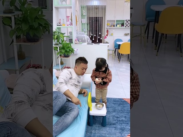以為閨女幫爸爸剝蛋呢，結果萬萬沒想到😂 #爸爸帶娃 #家有萌娃 #親子