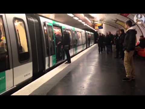Расистичките навивачи на Челзи во метрото во Париз