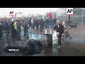 Agricultores en tractores crean caos en la sede de la UE en Bruselas  - 01:20 min - News - Video