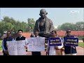 Jail में बंद AAP नेताओं की रिहाई की मांग को लेकर सांसदों का संसद भवन परिसर में प्रदर्शन  - 00:37 min - News - Video