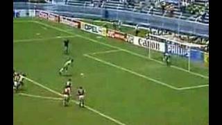 Por que o goleiro não fica no meio do gol no pênalti?