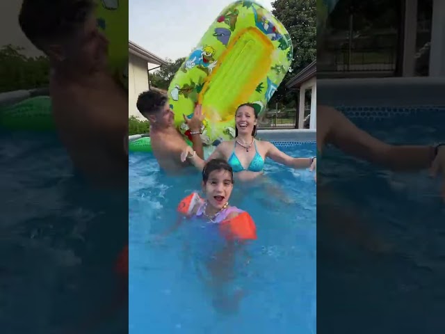 Mike e Aurora con Laura ballano la nostra nuova canzone in piscina #shrots #canzone