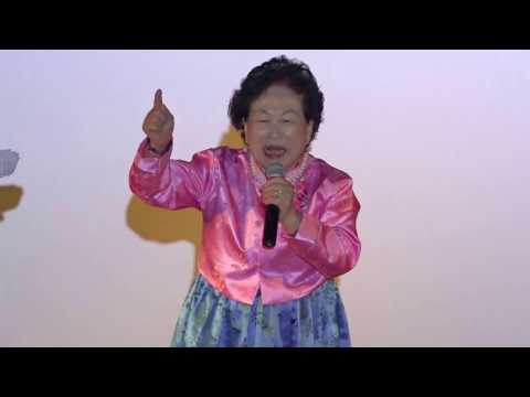 국민배우 전원주-안동역에서(진성 曲)+내나이가 어때서(오승근 曲)+울고넘는 박달재(박재홍 曲)_추억을파는 극장-허리우드 봉사회_영상감독 이상웅-2016.12.18. 00018