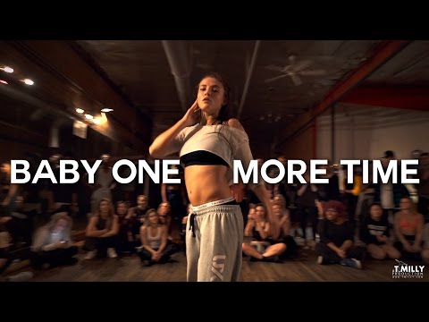 Многу енергична и жешка кореографија на песната „Baby One More Time“ од Бритни