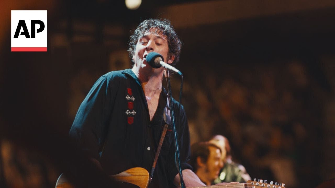 Jeremy Allen White says learning guitar was harder than singing like Bruce Springsteen