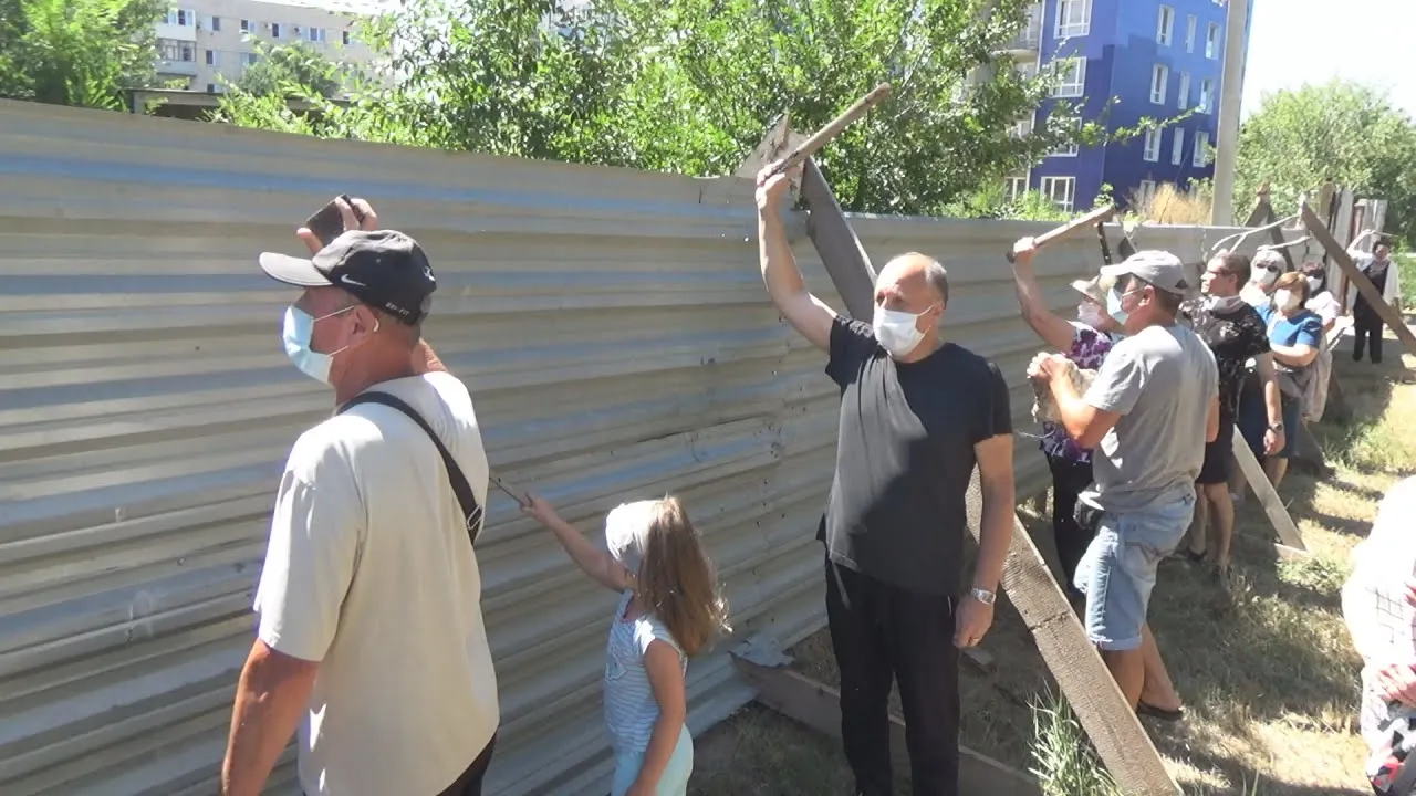 Волгоград: дольщики ломились домой с камнями и палками