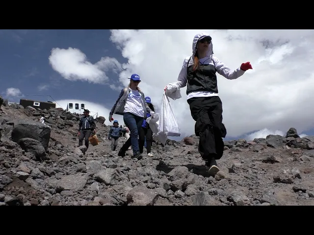 Убирать мусор за туристами на Эльбрус приехали волонтеры
