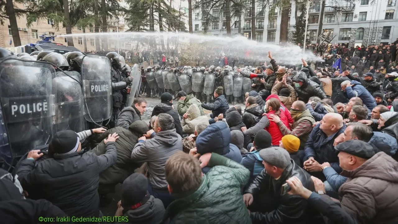 Тбилиси: силовики водометами разогнали противников Иванишвили