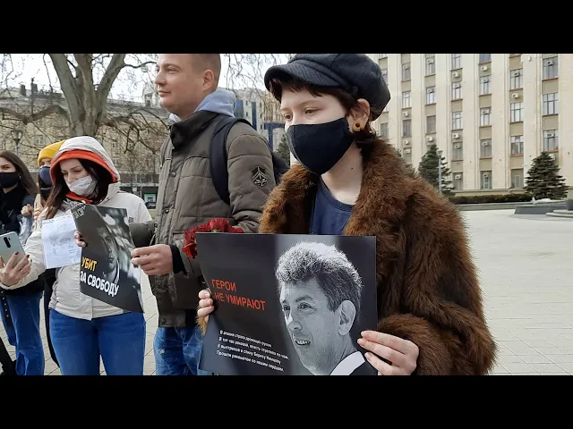 Краснодарцы вспомнили Немцова у импровизированного мемориала