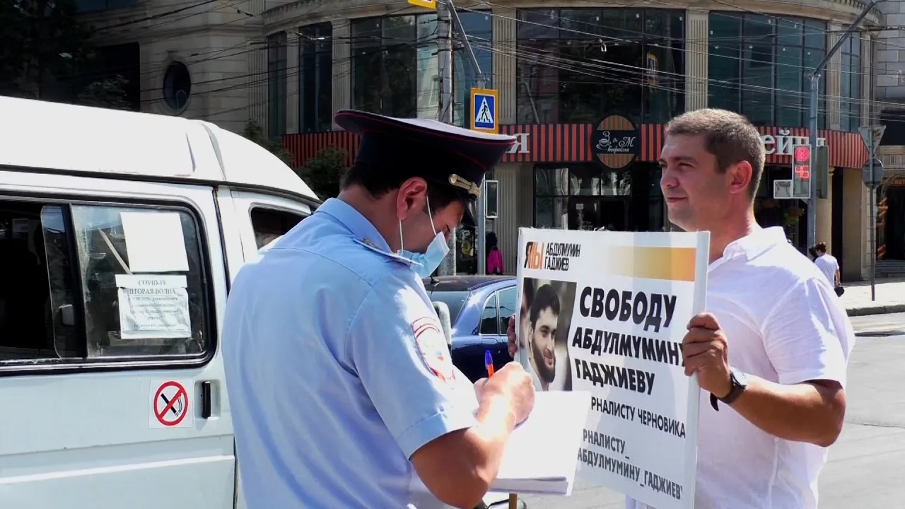 Махачкала: коллеги Гаджиева вышли на пикеты в защиту прессы