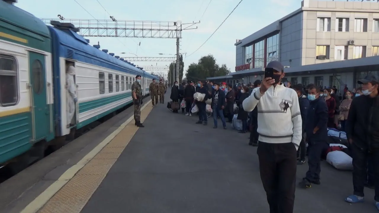 Волжский: узбекские мигранты дождались отправки домой