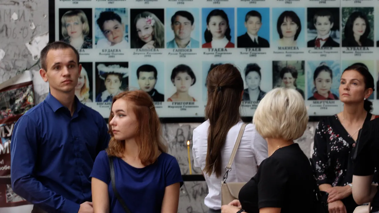 Беслан: люди приносят в школу игрушки, цветы и воду