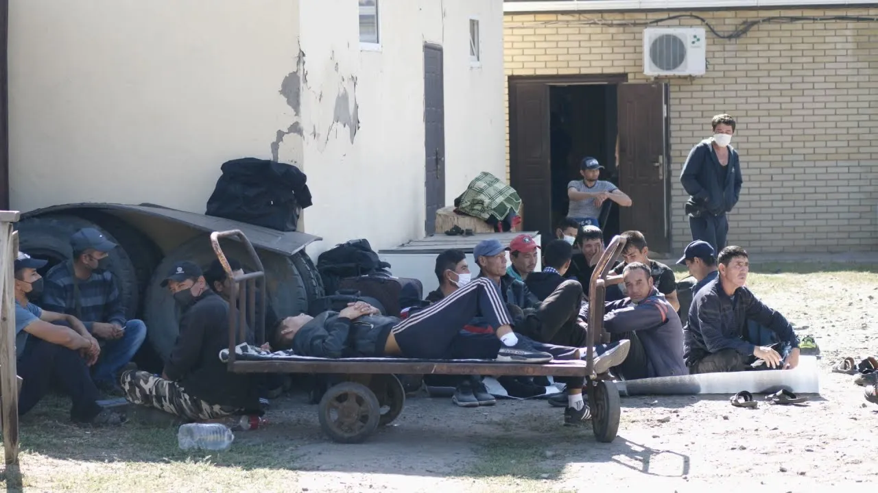 Каменск-Шахтинский: мигранты вне лагеря остались без крова и еды