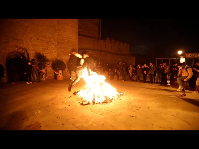 Баку: горожане жгут костры во дворах в честь Новруза